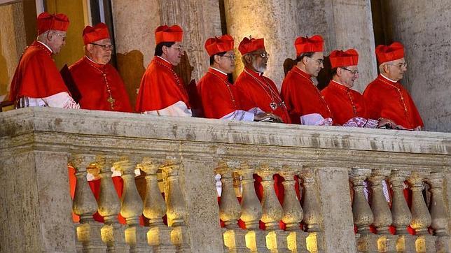 Ocho cardenales comparecen en el balcón de la basílica de San Pedro tras la elección de Francisco I