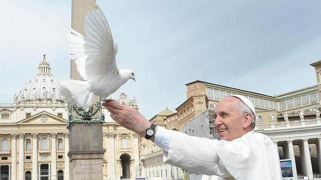El Papa Francisco libera una paloma durante la audiencia pública de los miércoles