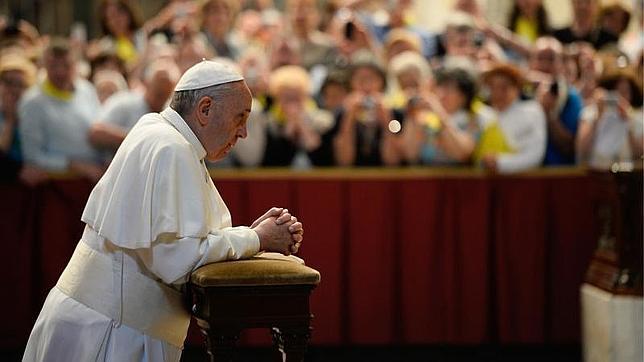 El Papa Francisco reza frente a la tumba de Juan XXIII