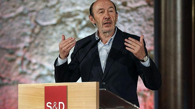 Rubalcaba, cinco peticiones de dimisión... y al final un pacto