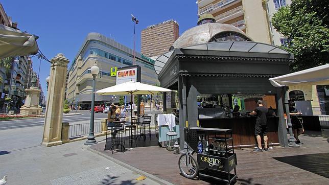 Plaza de Calvo Sotelo con Maisonnave al fondo, punto neurálgico comercial de Alicante