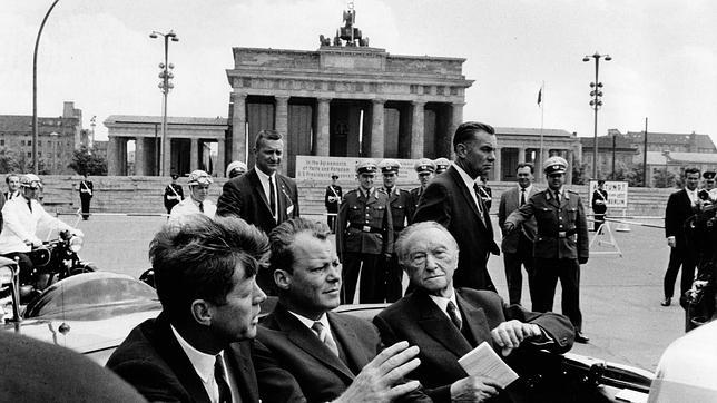 Obama aterriza como Kennedy en Berlín 50 años después