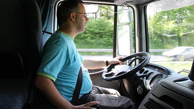 Los camioneros conducen con somnolencia un cuarto de su jornada