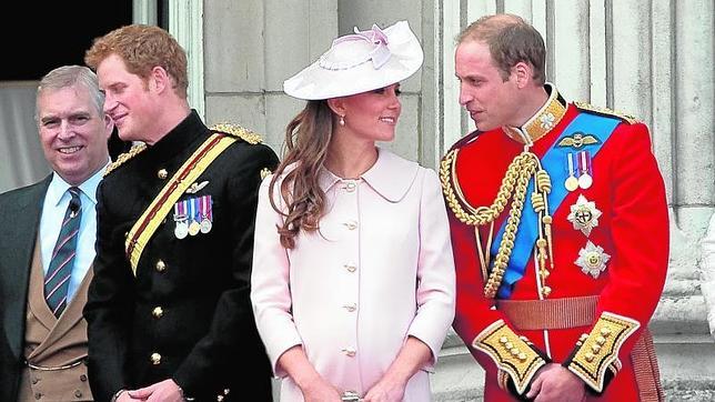 Los duques de Cambridge no quieren saber el bebé que esperan en julio será niño o niña