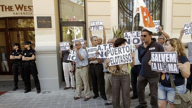 EU y Compromís rivalizan en su protesta contra el resort que creará 4.000 empleos