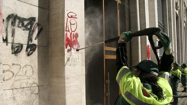Un grupo de empleados intenta retirar grafitis este miércoles en la sede de la alcaldía de Sao Paulo
