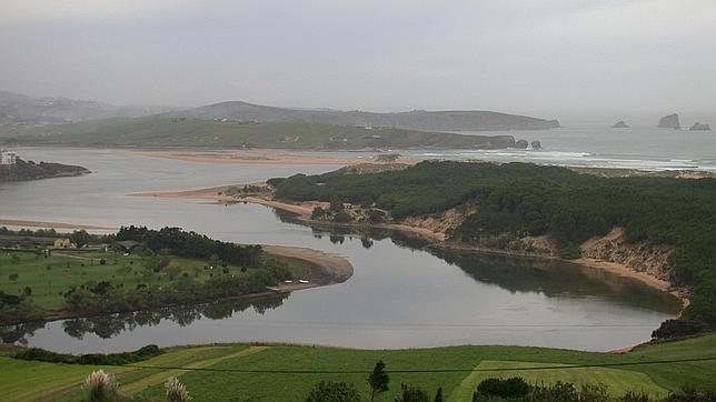 La playa de Valdearenas se caracteriza por sus impresionantes dunas