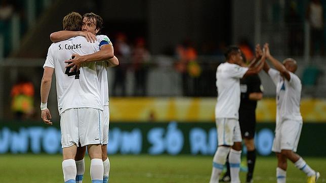 Forlán revive las esperanzas uruguayas