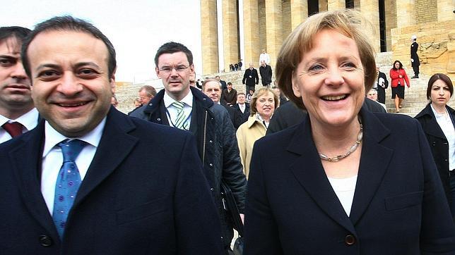 Un ministro turco amenaza a Merkel con una «reacción tajante» si bloquea su entrada en la UE