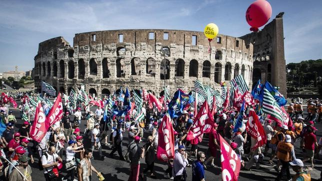 Manifestación masiva en Italia por un histórico 12% de paro
