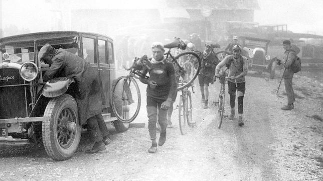 Un grupo de corredores llega a la cima del Galibier en el Tour de 1927