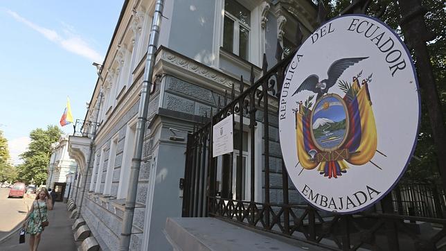 Ecuador desmiente a Assange y niega haber dado carné de refugiado a Snowden