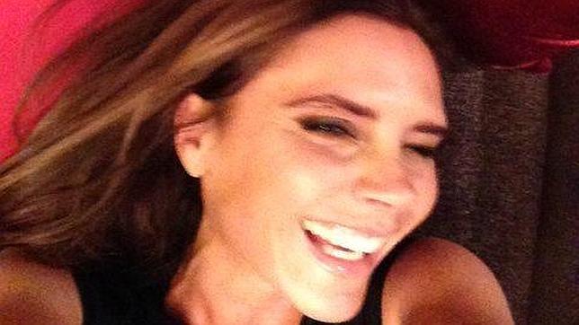 Victoria Beckham por fin sonríe