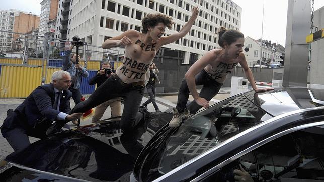 Activistas de FEMEN saltan por encima del coche del primer ministro de Túnez