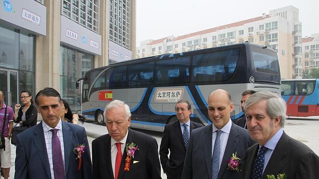 García-Margallo «vende la marca España» con una nueva estación de autobuses de Alsa en China
