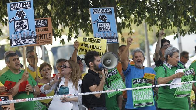 La Policía blinda los accesos a la junta general de Bankia