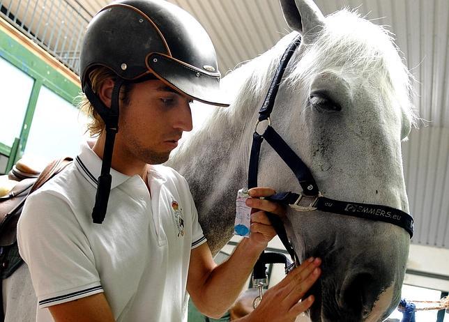 Carlos Calvo Jiménez, un joven toledano que dejó el fútbol por la hípica