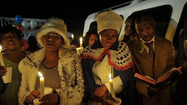 Zuma cancela su viaje a Mozambique tras encontrar a Mandela en situación crítica