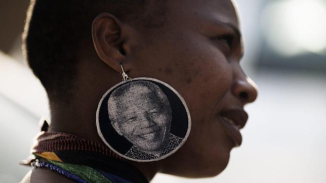 Los médicos mantienen con vida artificialmente a Nelson Mandela