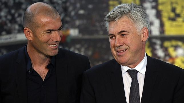 Zidane, al banquillo con Ancelotti