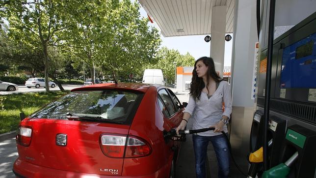 La inflación aumenta cuatro décimas, hasta el 2,1%, por la subida de los carburantes