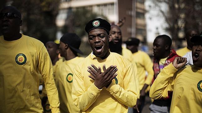 Mandela ha experimentado cierta mejoría pero su estado sigue siendo crítico