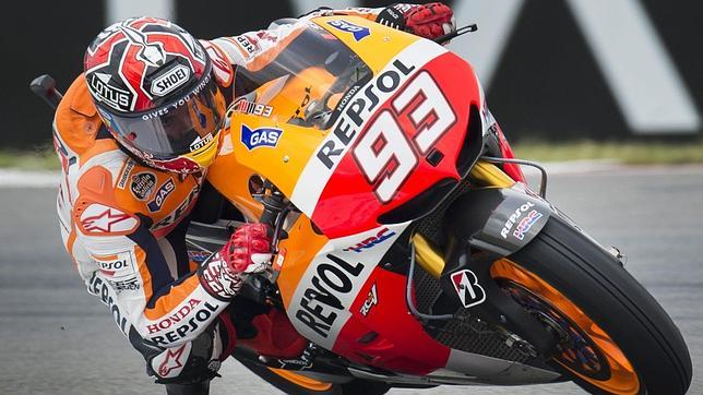 Márquez sufre una «pequeña fractura» en el meñique derecho, pero podrá competir