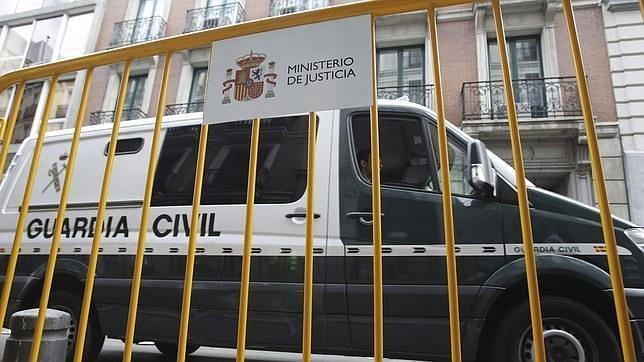 Esposado por la espalda, con 90 euros y amenazando a un abogado