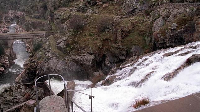 Una ruta penetra en este embalse, el más antiguo de la región
