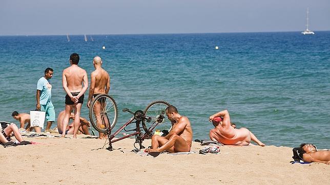 Vuelve el nudismo a las playas de Arteixo