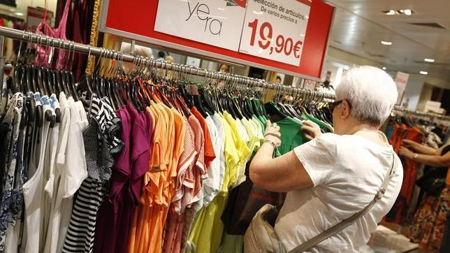 Los madrileños se gastarán de media 90 euros en las rebajas de verano