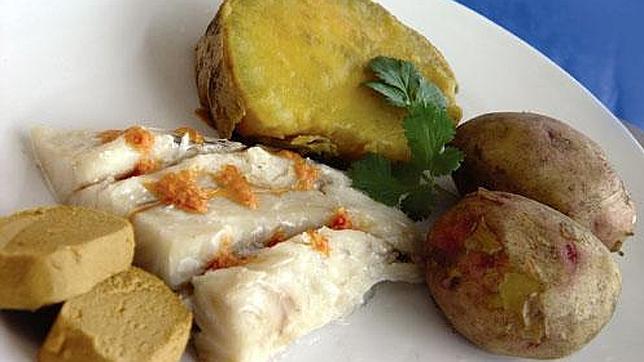 Sancocho con su pella de gofio, abajo a la izquierda