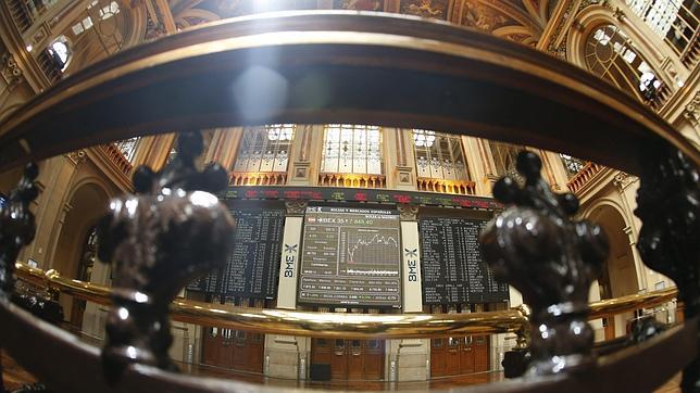 El Ibex limita su caída al 1,5% pese al lastre de la crisis política en Portugal