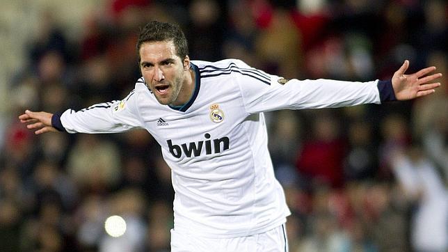 El padre de Higuaín presiona al Madrid para que el delantero fiche por el Arsenal