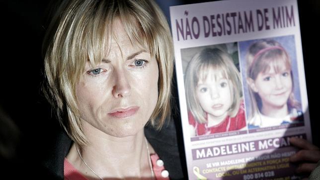 Kate McCann sostiene uno de los carteles utilizados para la búsqueda