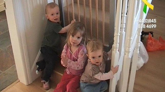 La pequeña junto con sus dos hermanos