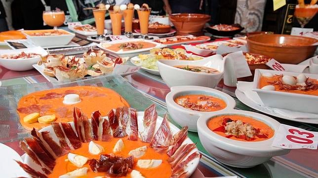 Varios platos de salmorejo