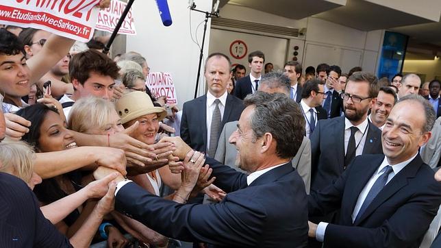 Sarkozy prepara su vuelta a la politica anunciando que todavía no regresa