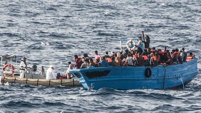 Al menos 166 inmigrantes ilegales llegan a Lampedusa poco antes de la visita del Papa