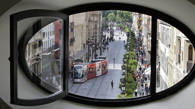 Bajar las ventanas durante el dia para abrirlas por la noche
