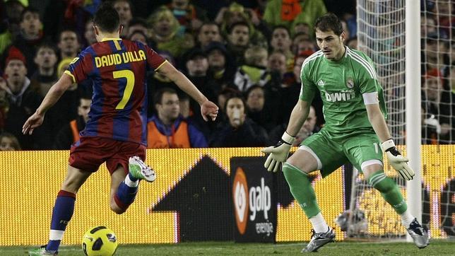 Villa encara a Casillas en el clásico del 5-0. Marcó dos goles