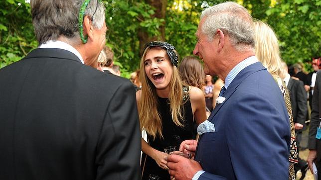 Cara Delevingne y el Príncipe Carlos hacen buenas migas en una fiesta benéfica