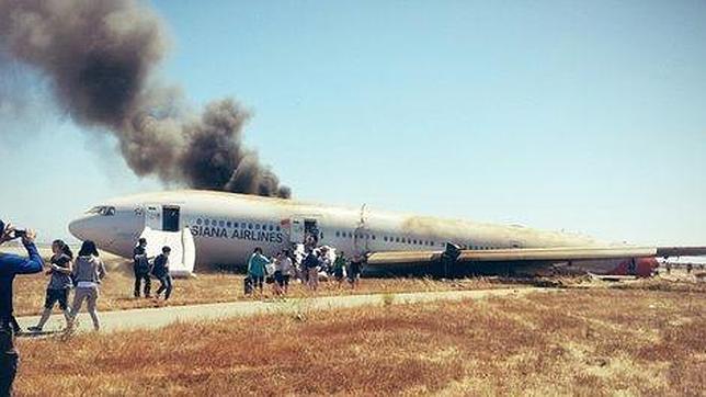 El piloto del avión accidentado en San Francisco dice que un destello lo cegó