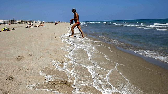 Castelldefels cobrará por aparcar en la playa pese a la oposición de los vecinos