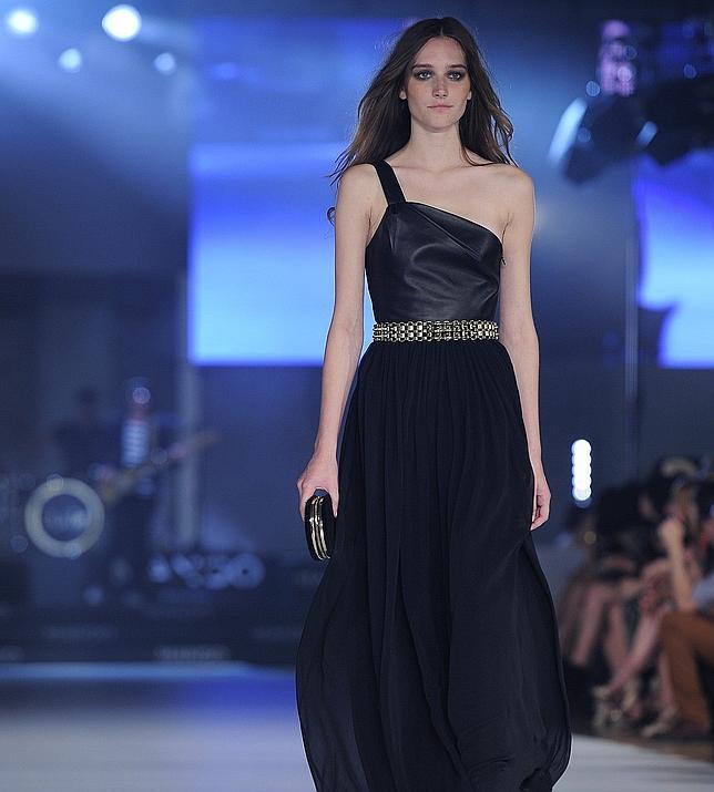 Modelo de Mango durante el desfile