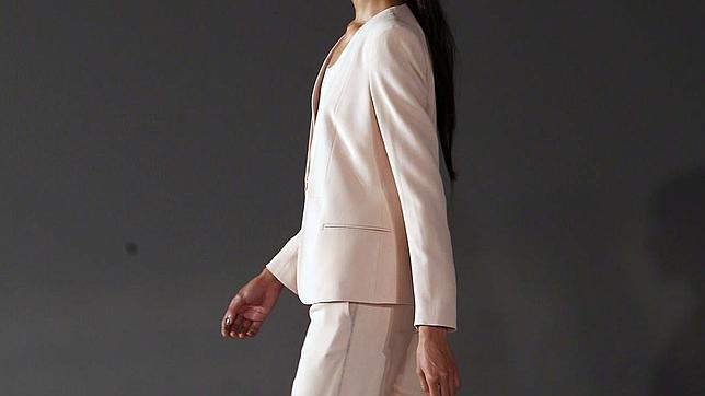 El traje para mujer que siempre es reinventado cada temporada