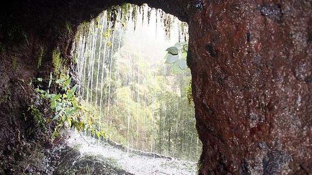 Naciente de agua cayendo por uno de los túneles