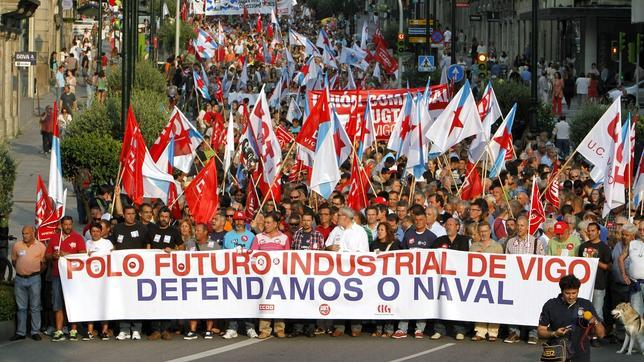 Vigo se echa a la calle contra la decisión de Almunia de sancionar al naval español