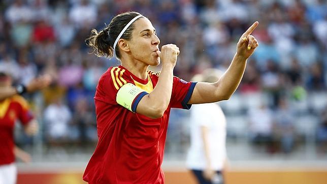 España debuta con una victoria ante Inglaterra en el último suspiro