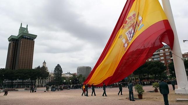 El Atlético se une al homenaje a la bandera española